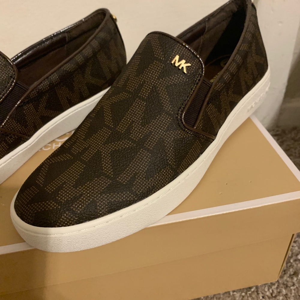 NWOT Michael Kors slide on